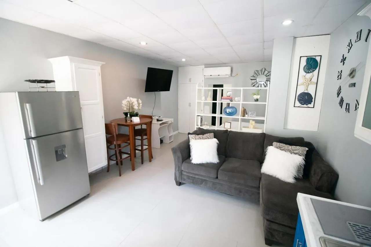 Stacys Place #3 Studio Apartment ポートオブスペイン トリニダードトバゴ